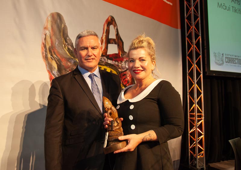 Hon Kelvin Davis presents the Arts Access Corrections Maui Tikitki a Taranga Award 2018 to Beth Hill Photo: Vanessa Rushton Photography