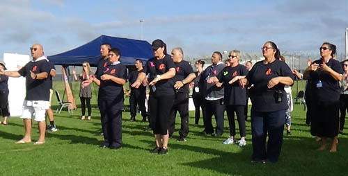 Leonie Aben leads Tokorima a Maui, welcoming agroup of tane to the event day activities