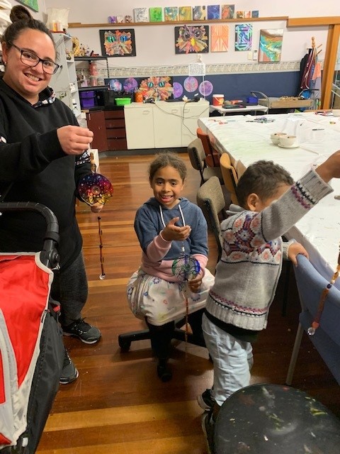 Children making art at Te Whare Toi O Ngaruawahia