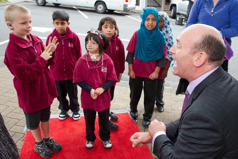 Tim Bray welcomes children from Kelston Deaf Education Centre to the Royal Performance of Hairy Maclary