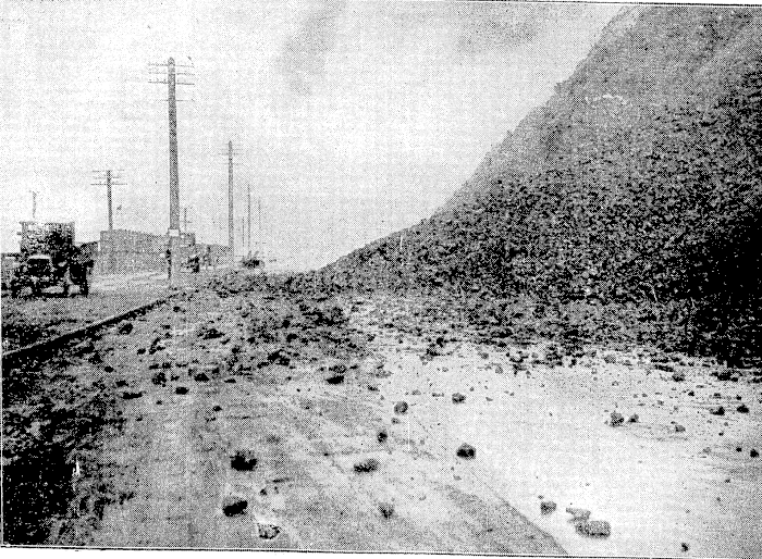 EP 12 Aug 1927.   The slip.  Vehicles are moving past (carefully!) on the cycleway.