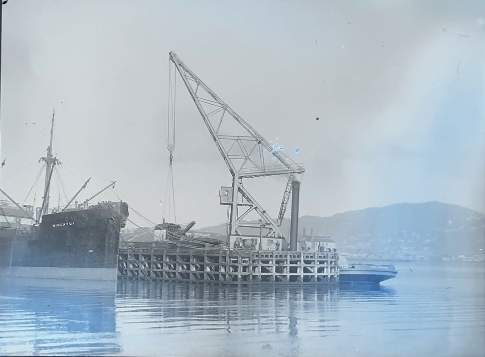 Turnbull Library  EP 7644.  Hikitia & steam navvy at Miramar Wharf 15 August 1927