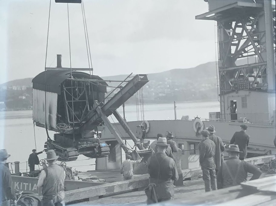 Turnbull Library EP 7645.  Steam navvy being lowered onto Hikitia’s foredeck 15 August 1927
