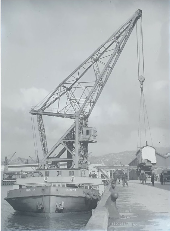 Turnbull Library EP 7646.  Lowering digger onto Thorndon Breastwork 15 August 1927